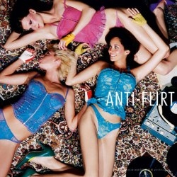 Yaz & Izia to the Red Beach